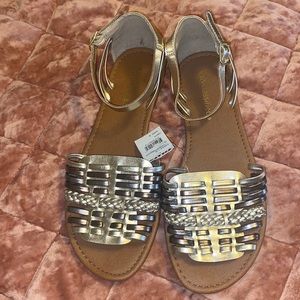 NWT Cityclassified gold sandals